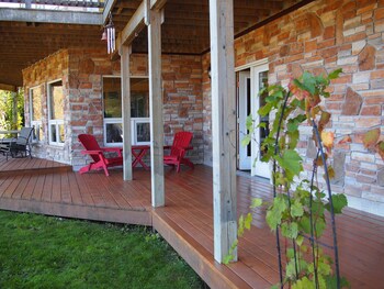Our Valley View Bed & Breakfast,Clarington>>Bowmanville,4 star