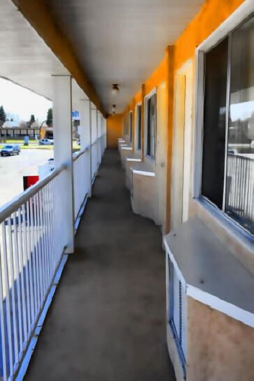 Circle 5 Motel,Didsbury>>Calgary,2 star