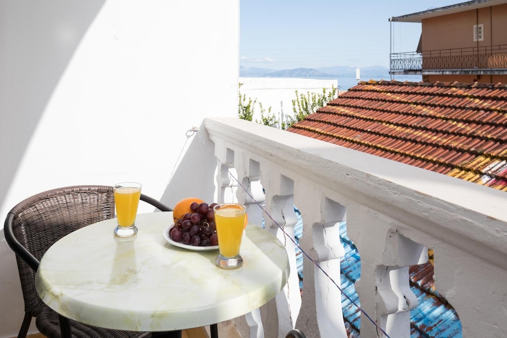 bella vista beach hotel and studios