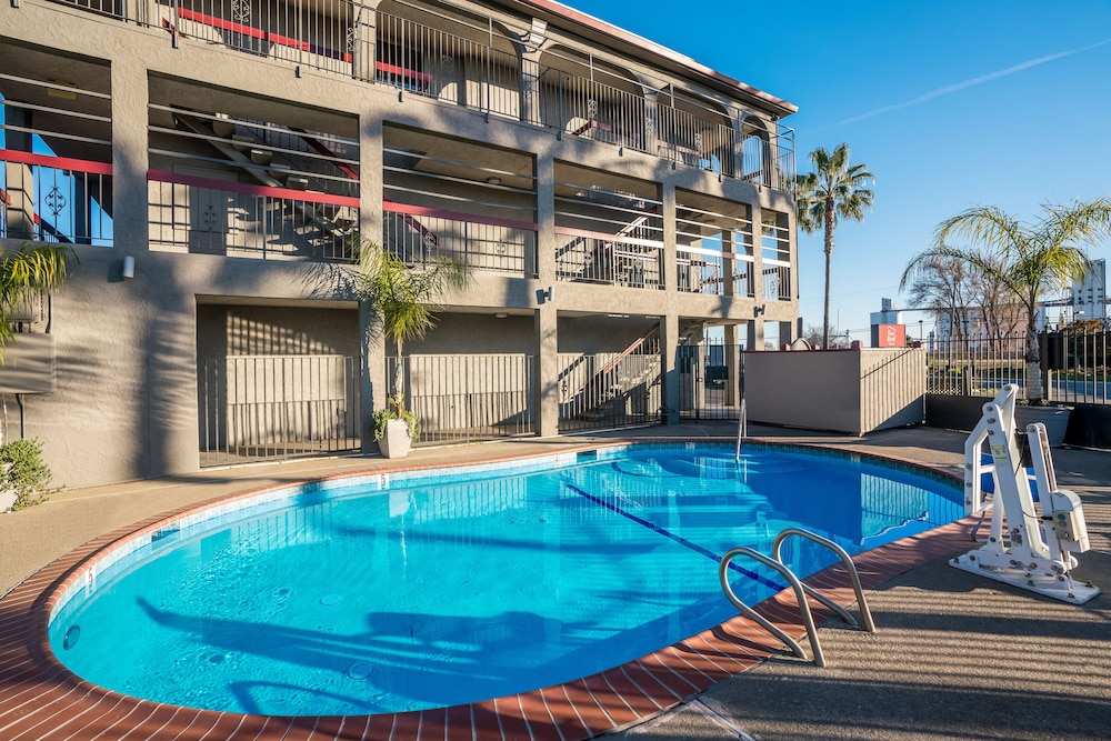 red roof inn stockton