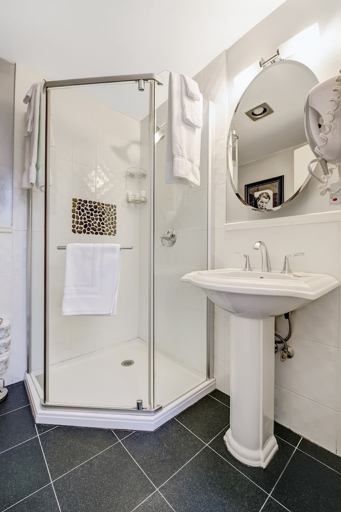 rosellen suites at stanley park