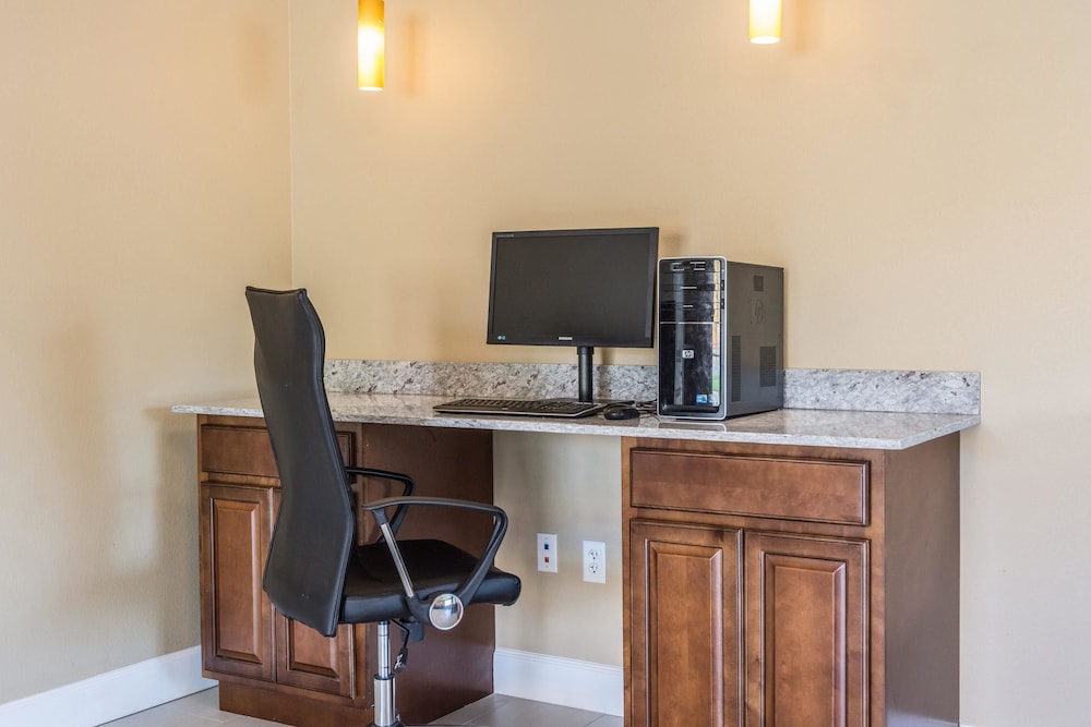 econo lodge inn and suites north little rock near riverfront