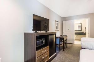 econo lodge inn and suites north little rock near riverfront