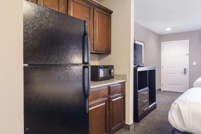 econo lodge inn and suites north little rock near riverfront