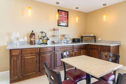 econo lodge inn and suites north little rock near riverfront