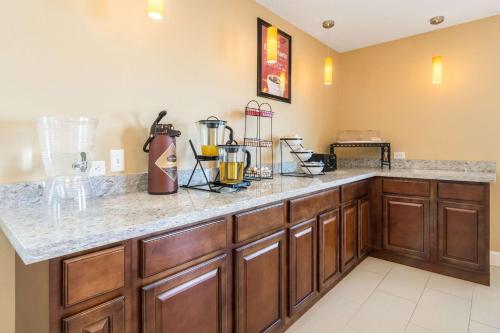 econo lodge inn and suites north little rock near riverfront