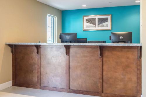 econo lodge inn and suites north little rock near riverfront