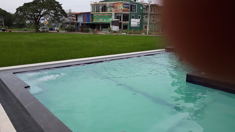 travellers home hotel