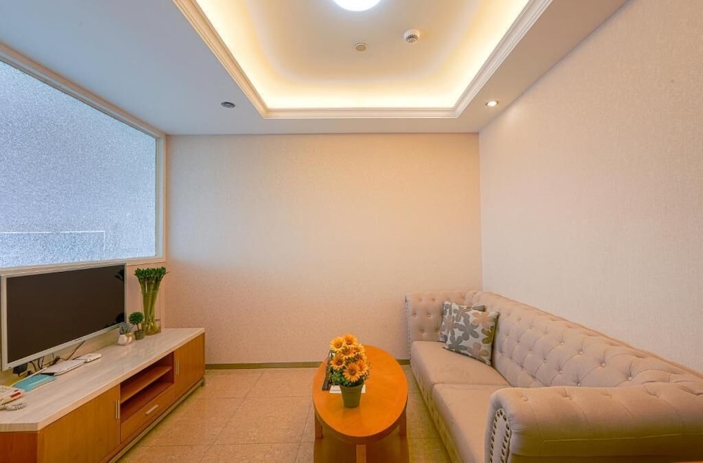 royal river apartment