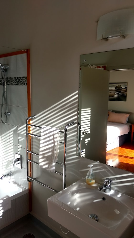 piha beachstay hostel