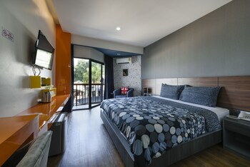 the loft seaside sriracha