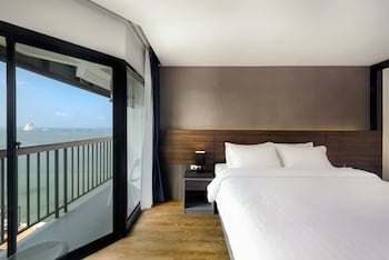 the loft seaside sriracha