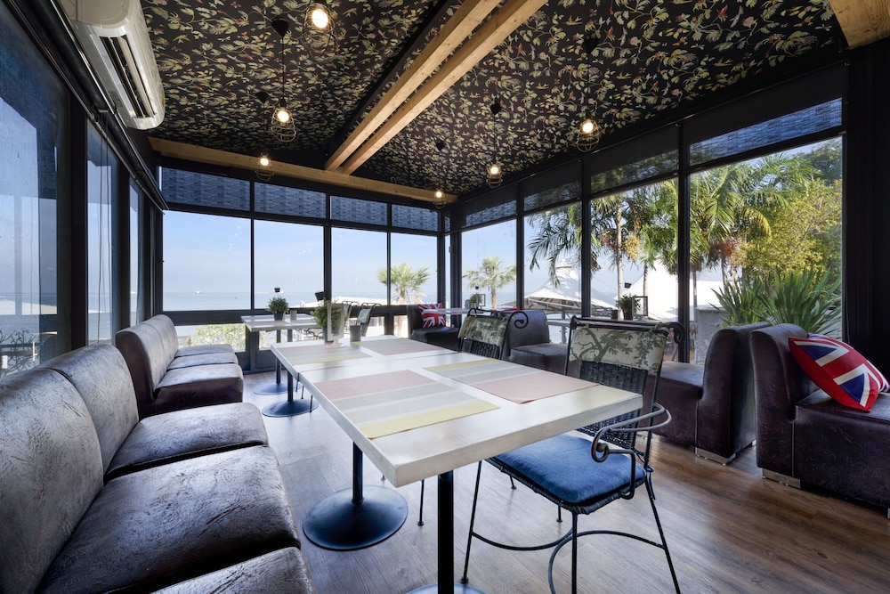 the loft seaside sriracha