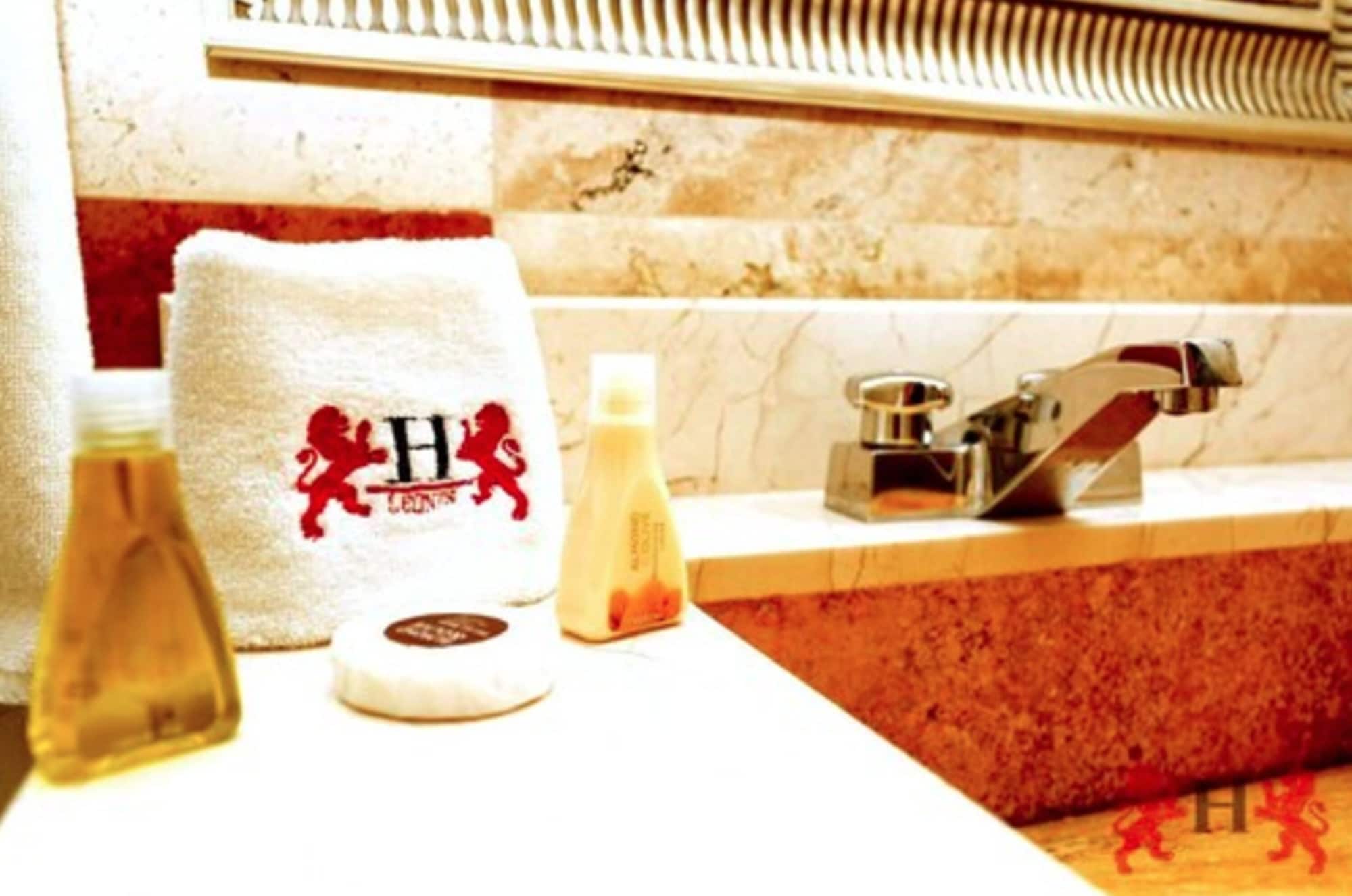 hotel leones