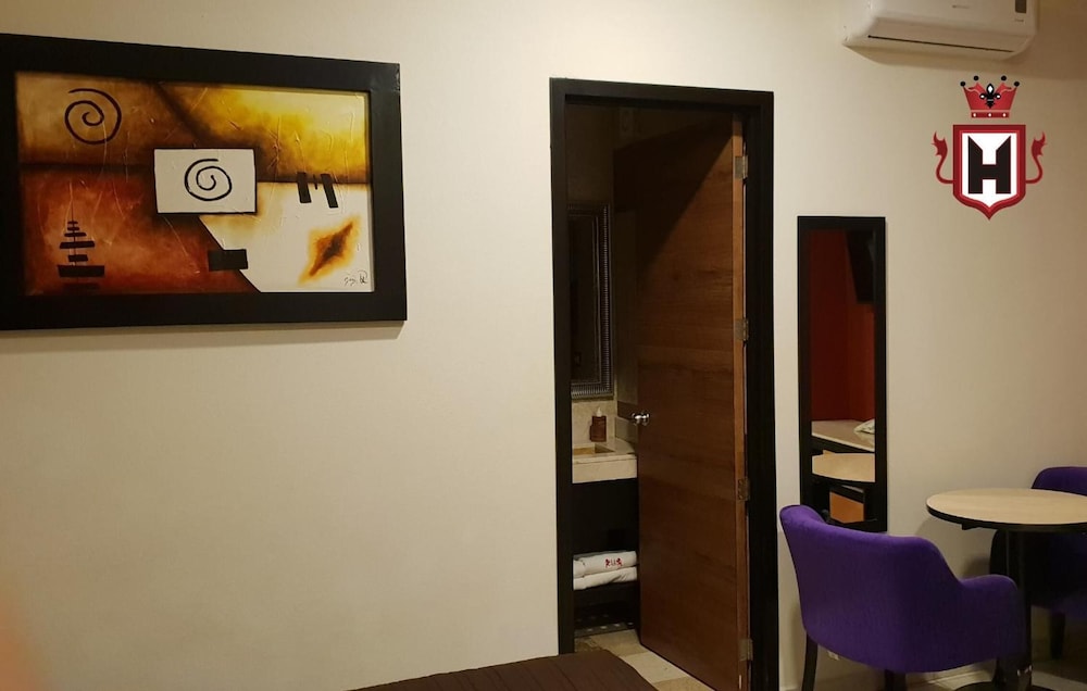 hotel leones