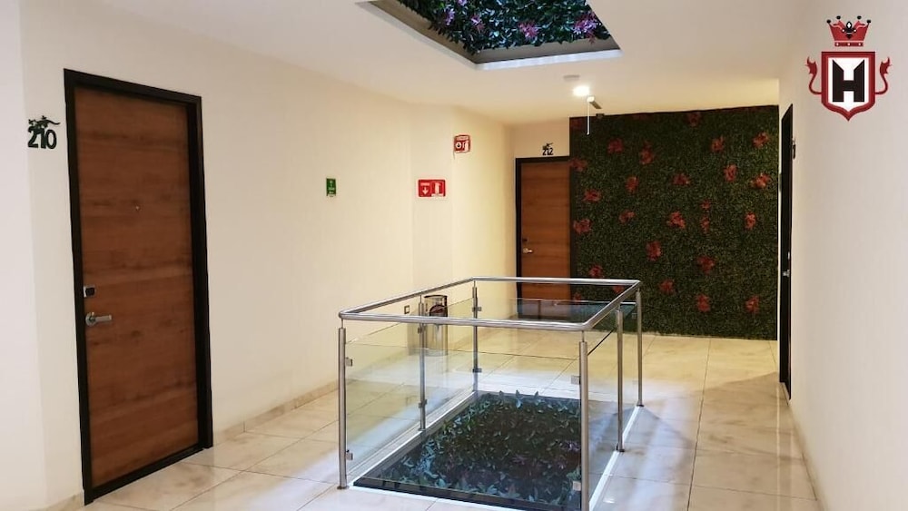 hotel leones