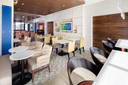 holiday inn express and suites east peoria river