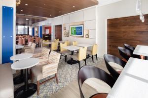 holiday inn express and suites east peoria river
