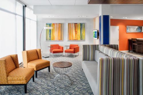 holiday inn express and suites east peoria river
