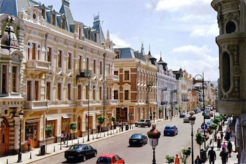 City Avenue,Chateau Mukhrani>>Tbilisi,4 star