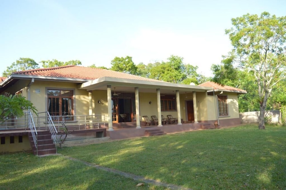 lake view bungalow yala