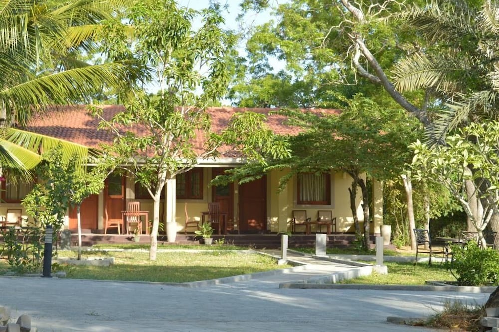 lake view bungalow yala