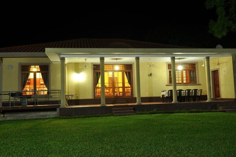 lake view bungalow yala