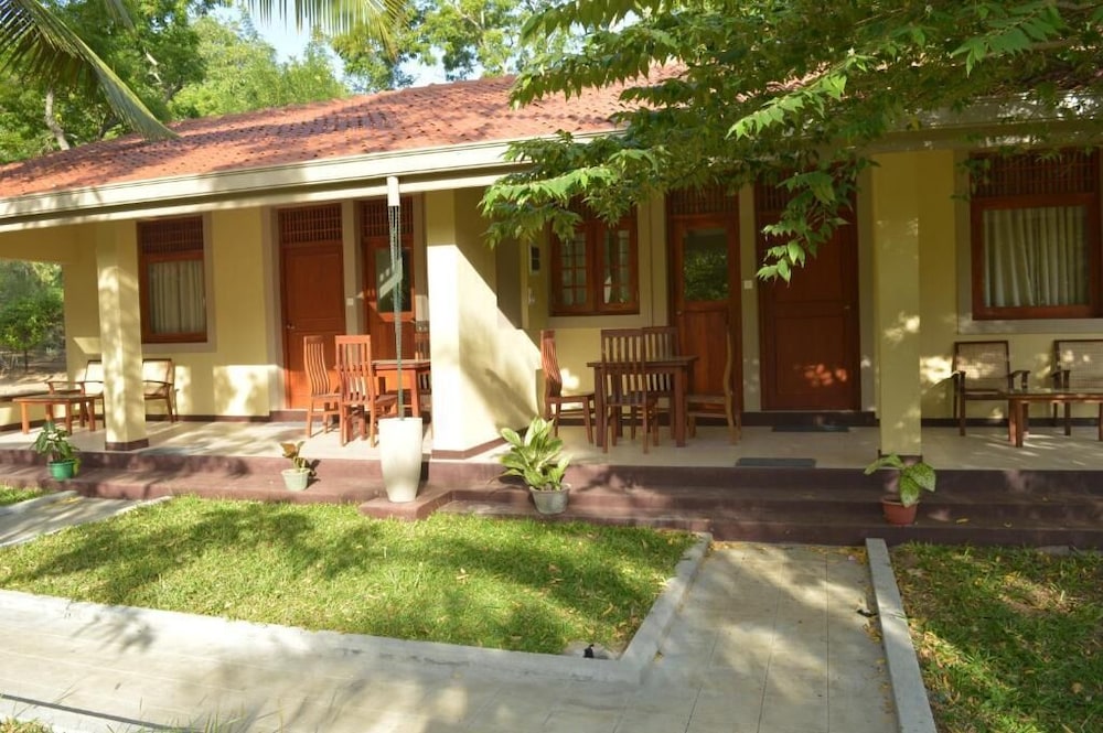 lake view bungalow yala