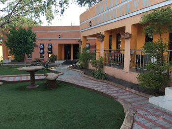 gumare executive lodge