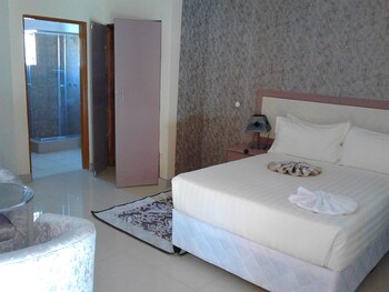 pacific conqueror self catering units