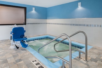 Holiday Inn Express Hotel & Suites Bismarck By Ihg,North Dakota>>Bismarck,3 star