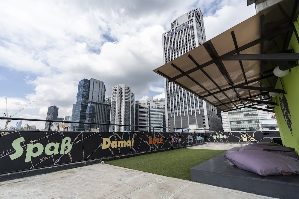 pods the backpackers home and cafe