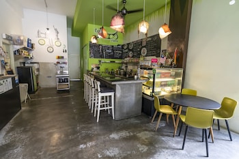 pods the backpackers home and cafe