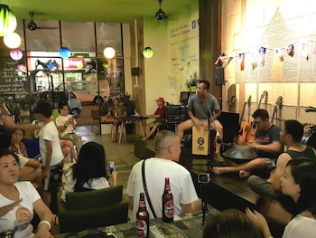 pods the backpackers home and cafe