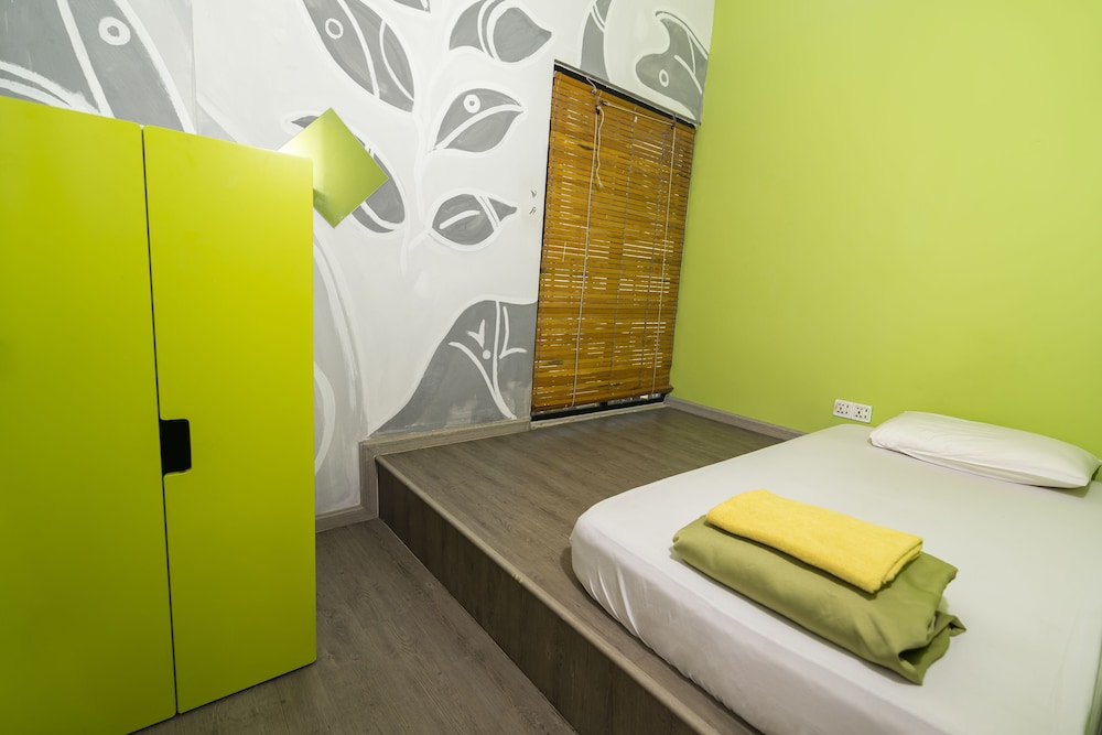 pods the backpackers home and cafe