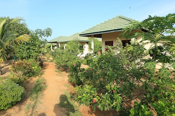 Paper Moon Kudils,Arugam Bay>>Ampara,3 star