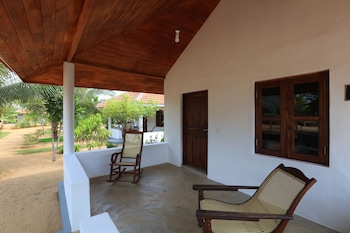 Paper Moon Kudils,Arugam Bay>>Ampara,3 star