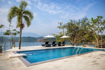 sanctuary nam ngum beach resort