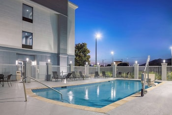 hampton inn and suites brenham