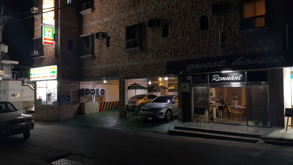 remnant guesthouse hostel