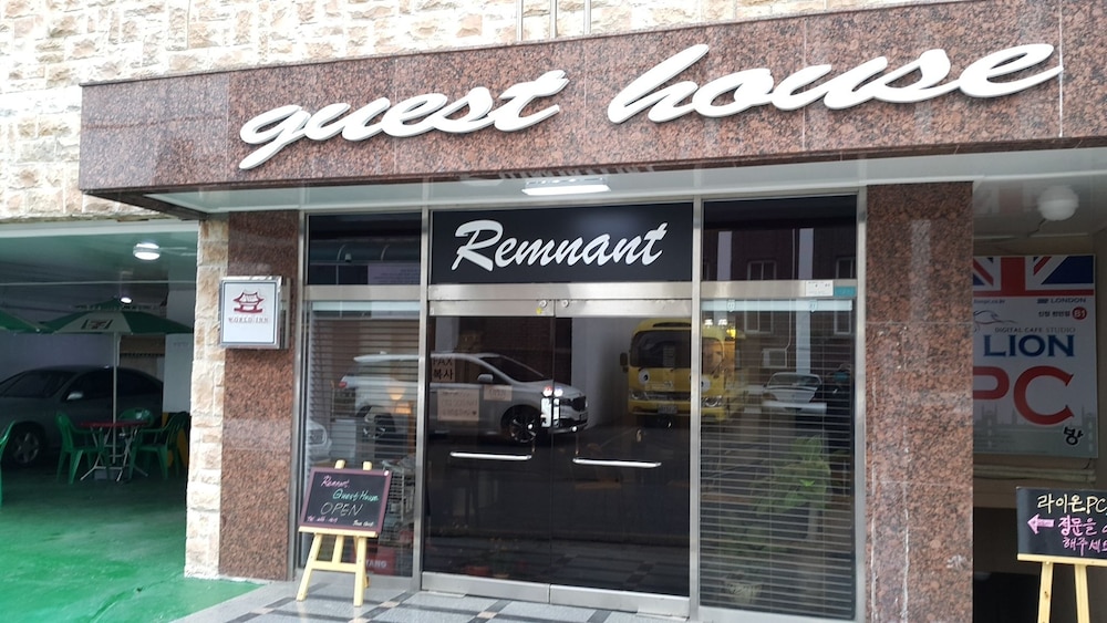 remnant guesthouse hostel
