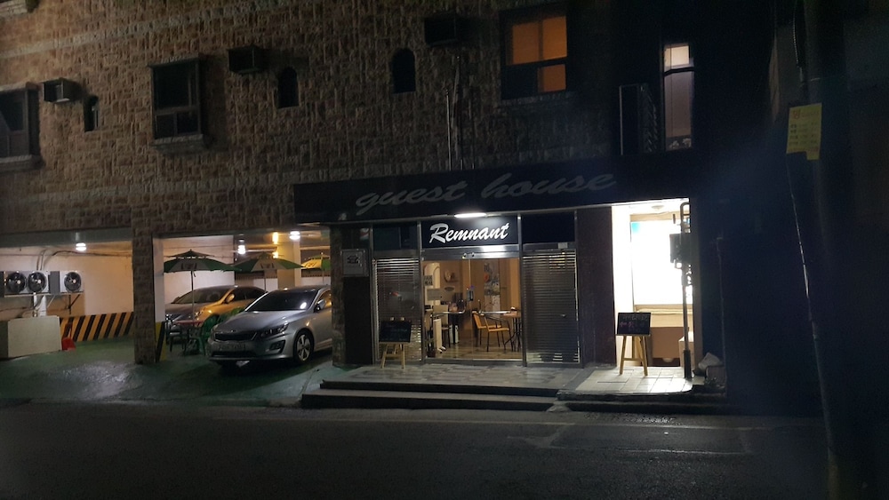 remnant guesthouse hostel