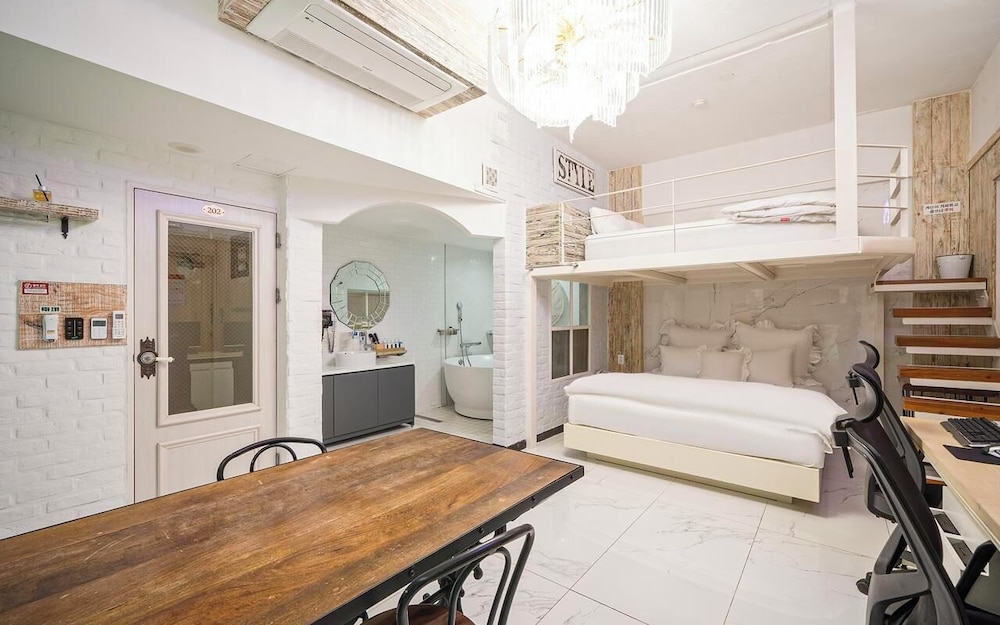 february hotel hwanggeum