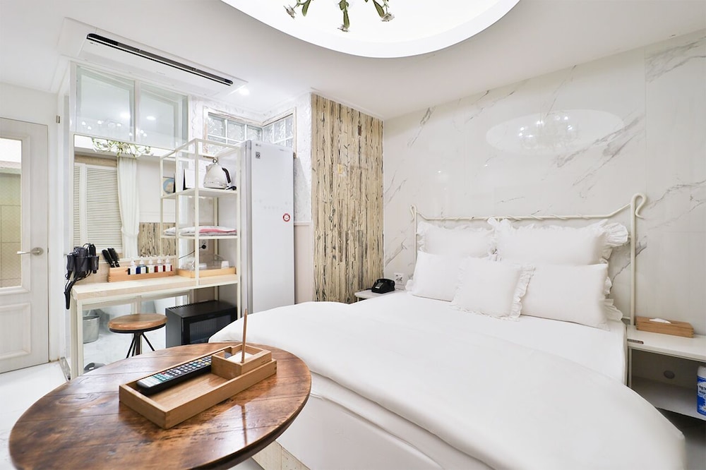 february hotel hwanggeum