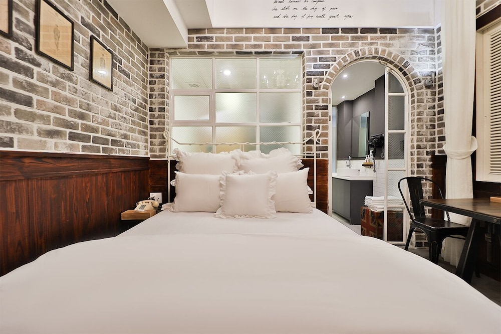 february hotel hwanggeum