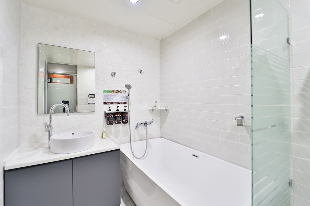 february hotel hwanggeum