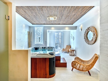 aella residence