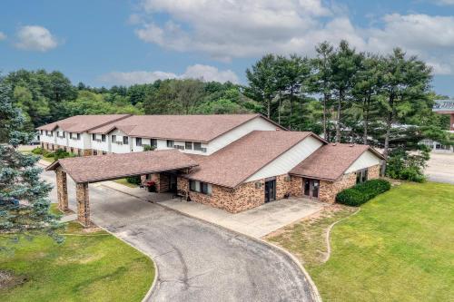 Wautoma Inn By Oyo Near Airport Wi 73,Silver Lake>>Redgranite,2 star