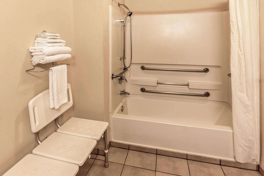 super 8 by wyndham woodburn