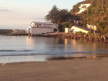 Cave Rock Guest House,Lyttelton>>Christchurch,3 star